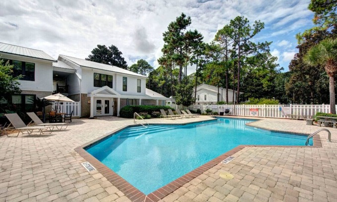 Saint Simons Heights Apartment | Central Condo | Pool & Gym | 10 Min to East Beach