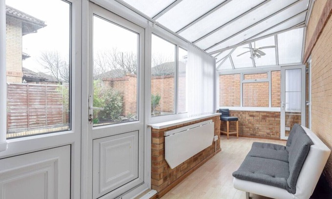 Milton Keynes House | Convenient House with Parking, SkyTV & Wi-Fi Amenities