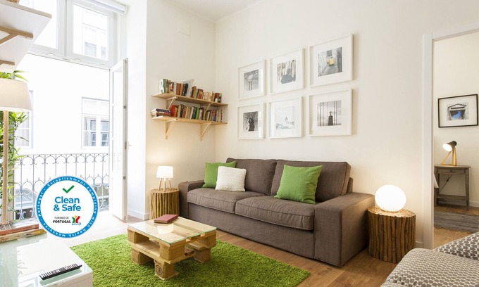 Santa Maria Maior Apartment | Central Downtown Retreat for 13 Guests with Spa & Kitchen