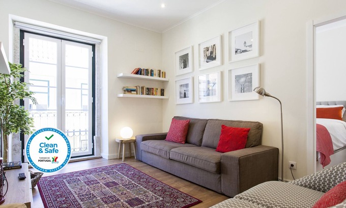 Santa Maria Maior Apartment | Downtown Haven for 13 Guests with Spa & Breakfast