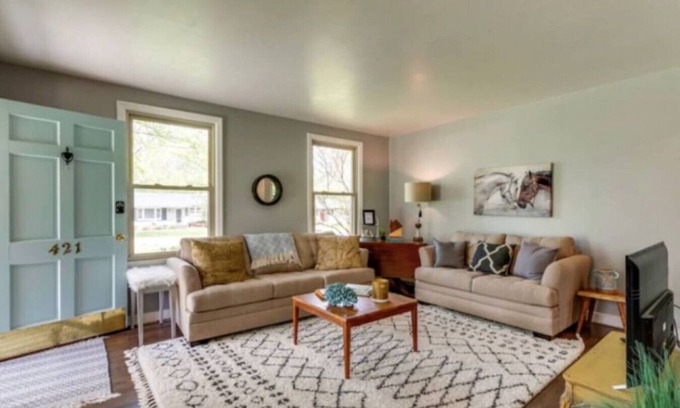 Franklin House | Franklin Cottage: Pet-Friendly Retreat with High Guest Rating