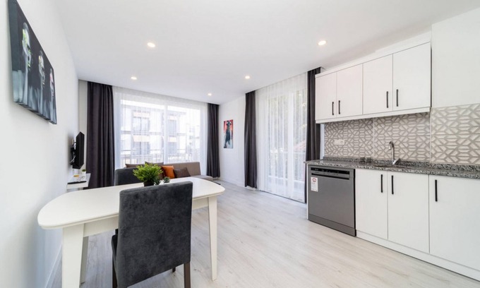 Eski Lara Apartment | Cozy Central Flat with Balcony in Muratpasa, Family-Friendly