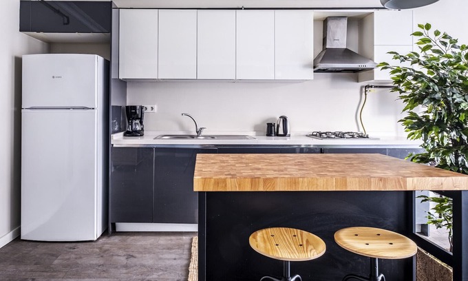 Sisli Apartment | Modern Flat in Sisli with Wheelchair Access and Kitchen