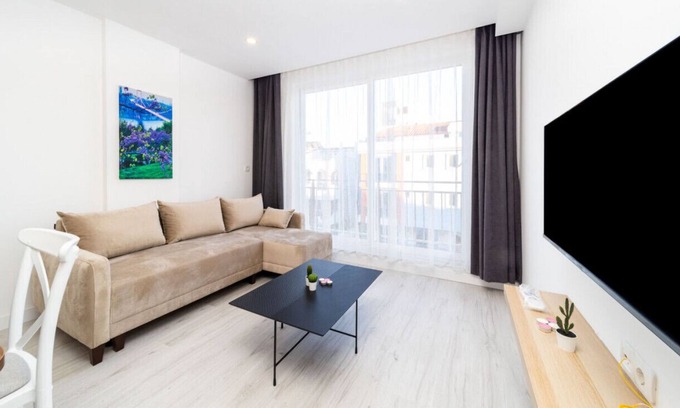 Eski Lara Apartment | Central Flat with Terrace in Muratpasa