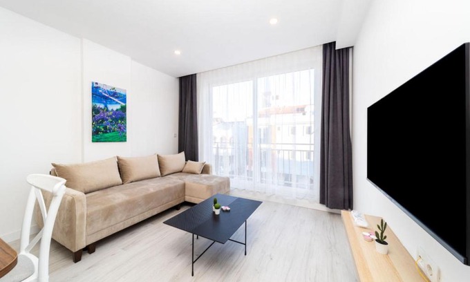 Eski Lara Apartment | Stylish Central Flat with Terrace in Muratpasa, 10/10 Rating