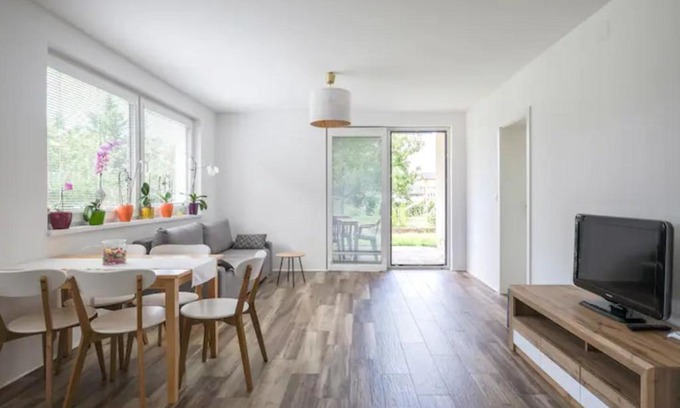 Postojna Apartment | Family-Friendly Central Garden House with Top Guest Ratings