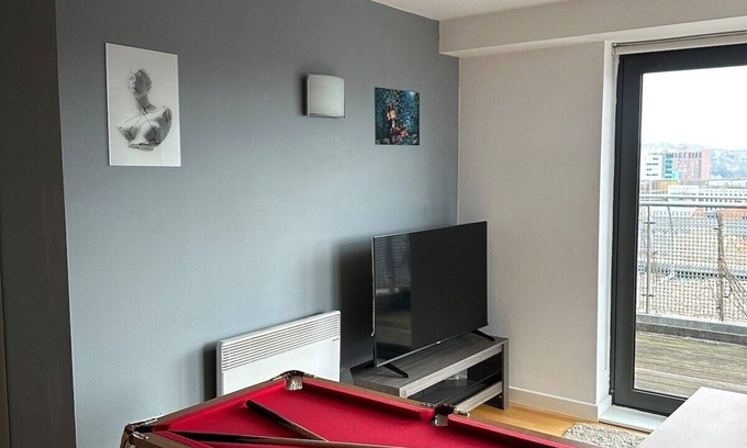 Sheffield City Centre Apartment | Stylish Central Flat with Pool Table and Balcony
