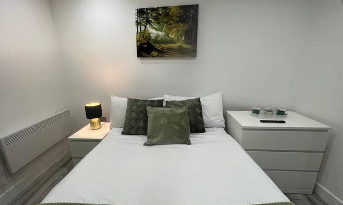 South Harrow Apartment | Cozy Central Harrow Apartment with Free Parking for You