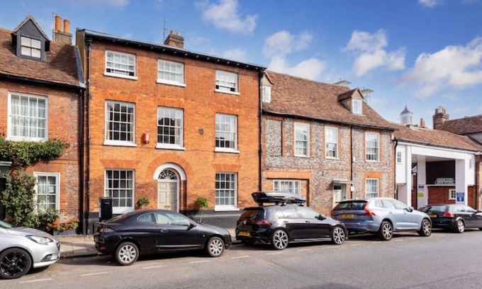 Henley-on-Thames House | Convenient Central Henley House with Hot Tub & Parking