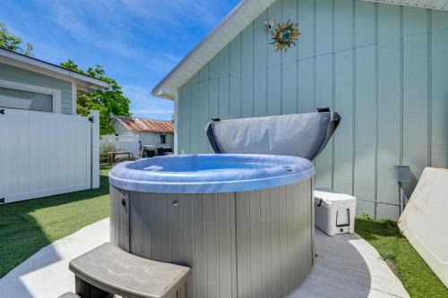 Morehead City House | Historic Beaufort Home Steps from Waterfront with Pool