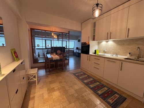 Tirgu Jiu Apartment | Prime Location: Central-Home with a Perfect 10/10 Rating