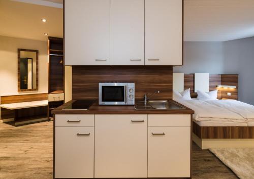 Berg am Laim Apartment | Central Hotel-Apart München: Family-Friendly Getaway with Hot Tub