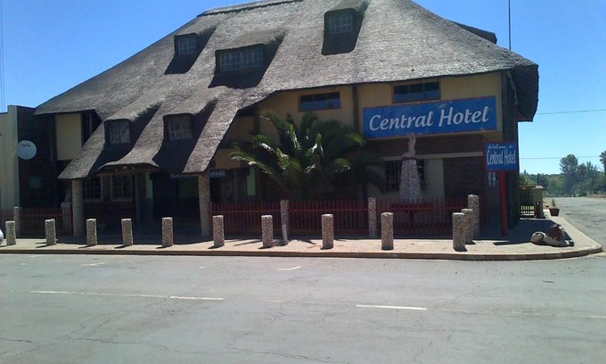 Warrenton Hotel | Budget-Friendly Central Hotel Warrenton with Pool & Breakfast