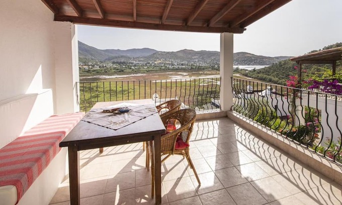 Dagbelen House | Central House: Pet-Friendly Escape with Pool Access