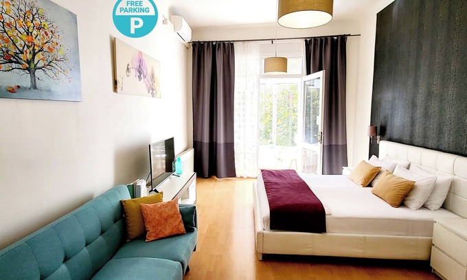 Prague 2 Apartment | Central King Bed Free Parking AC Balcony