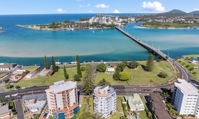 Wallis Lake Apartment | Central lakeside location! Walk to splash park, skatepark, playground, rockpool!