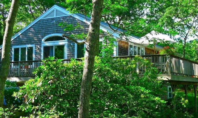 Vineyard Haven Apartment | Prime Location for Your Perfect Family Getaway