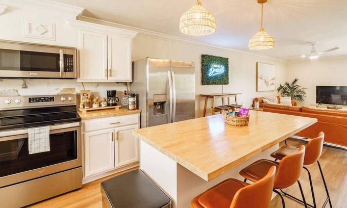 Harbour Heights House | Prime Location Near I75, Airport & Downtown – 10/10 Rated!