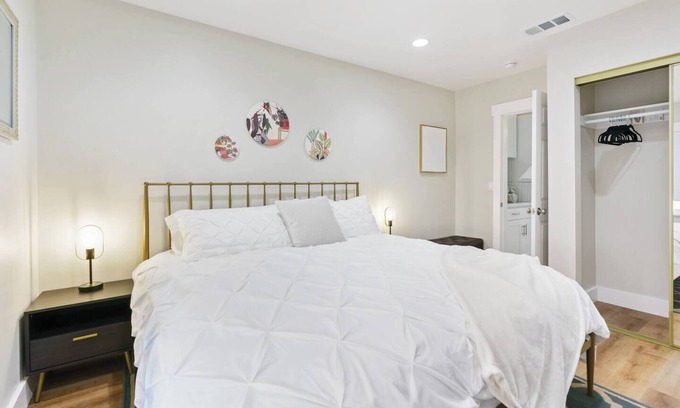 San Gabriel House | Modern Retreat near Hollywood with Breakfast & Kitchen Access