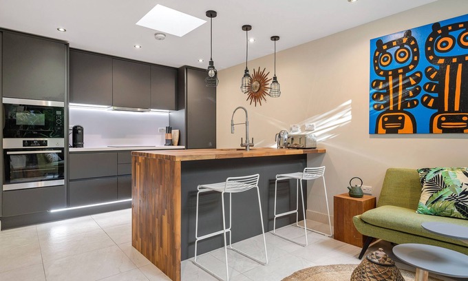 Tower Hill Apartment | Elegant 3-Bed Maisonette Near City of London - Top Rated!