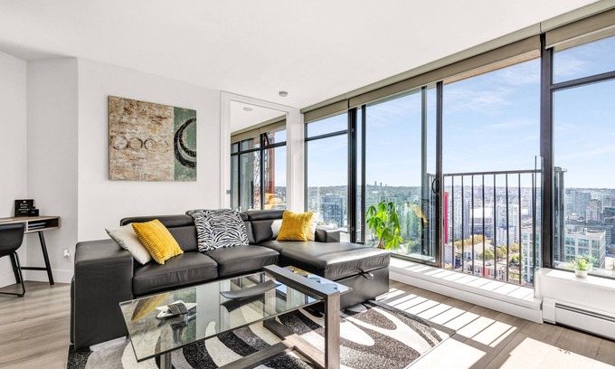 Gastown Apartment | Central Apartment with Breathtaking City Views & Spa Access