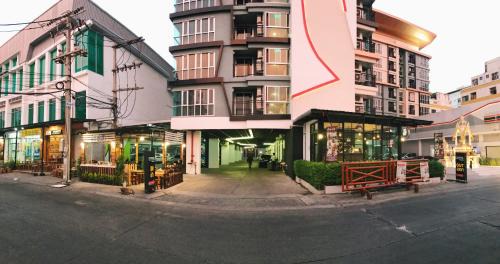 Phlabphla Apartment | Budget-Friendly Central Mansion with Pool & Hot Tub