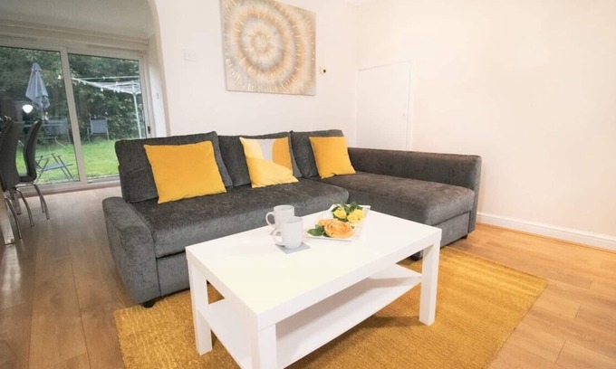 Great Linford House | Central MK Contractors house, Free parking, GARDEN