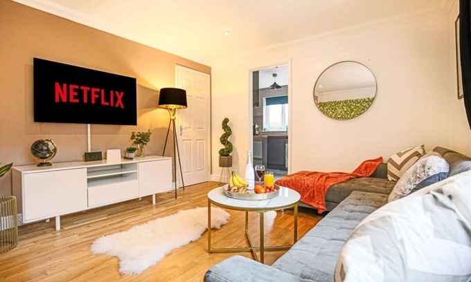 Milton Keynes House | Top-Rated MK House with Garden, Parking & Smart TV
