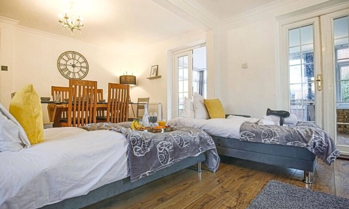 Two Mile Ash House | Central MK House: Pool Table, SmartTV, and Pet-Friendly Stay