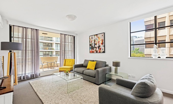 North Sydney Apartment | Modern North Sydney Apartment with Pool and Gym Access