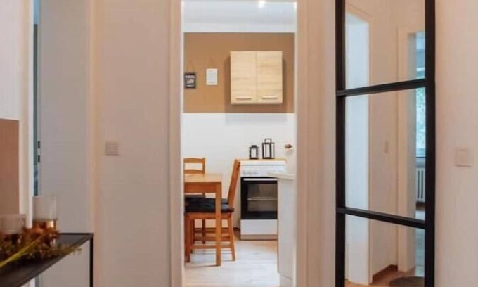 Huttrop Apartment | Modern City Retreat with Wifi, Netflix & Pet-Friendly Stays