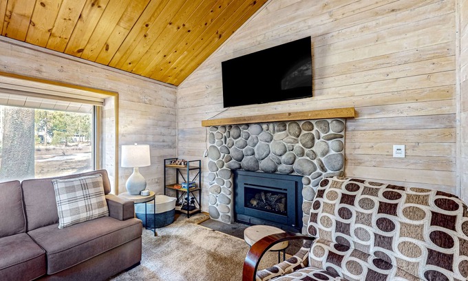 Sunriver Cabin | Cozy Central Oregon Cabin with SHARC Amenities & Fireplace