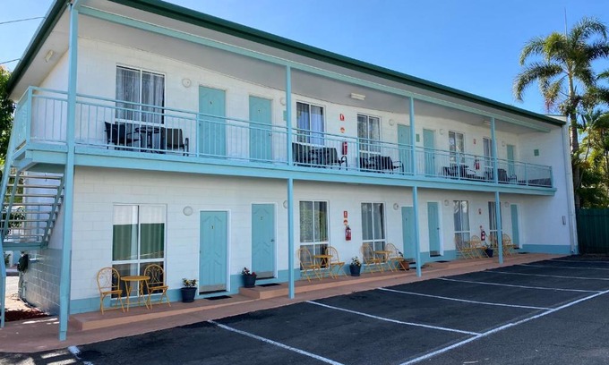The Gap Hotel | Convenient Stay at Central Point Motel with Pool & Kitchen