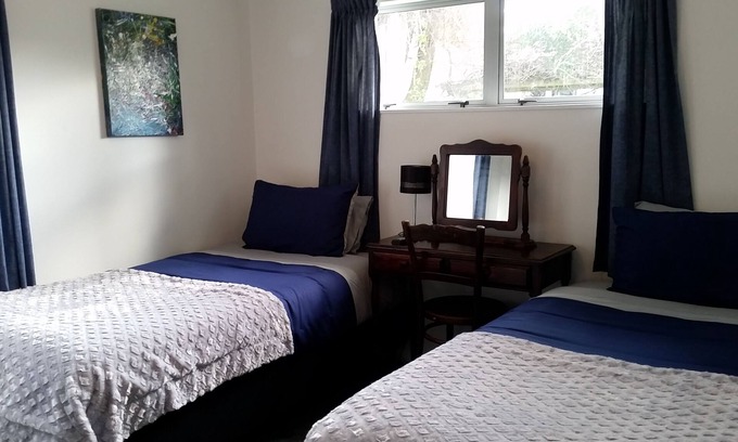 Auckland House | Prime Location - Private Twin Room with Oceanfront Views