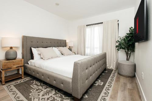 Miracle Mile Apartment | Relaxing Ruby 2 BR Apartment in Miracle Mile, Pet Friendly