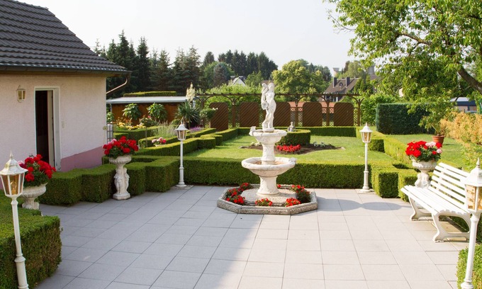 Bergisch Gladbach House | Quiet Retreat Near Cologne Trade Fair with Pool & Breakfast