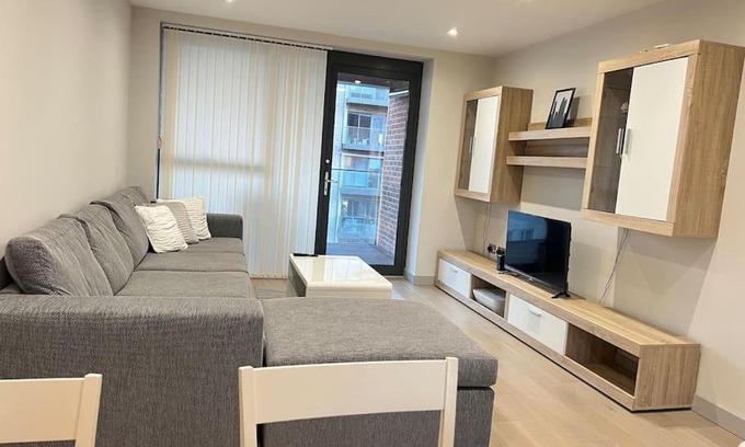 West Ealing Apartment | Central Secure Flat 25 - Top Rated & Family Friendly Stay