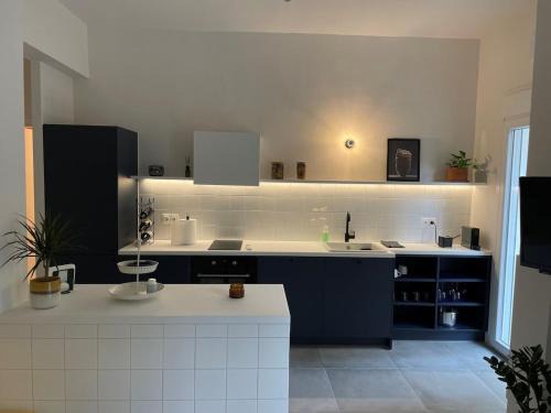 Attiki Apartment | Central Railway Station Vibe