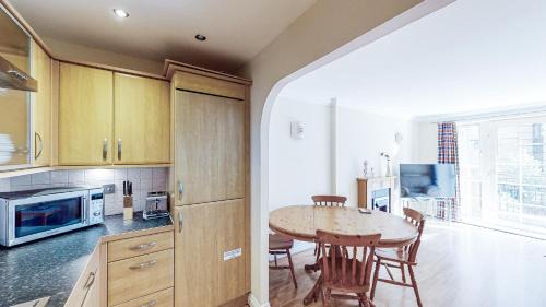 Reading City Centre Apartment | Cozy Central Reading Canal Side Apartment with Parking
