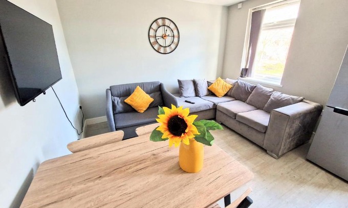 Reading City Centre Apartment | Modern Reading Flat - Steps from Station & High Street