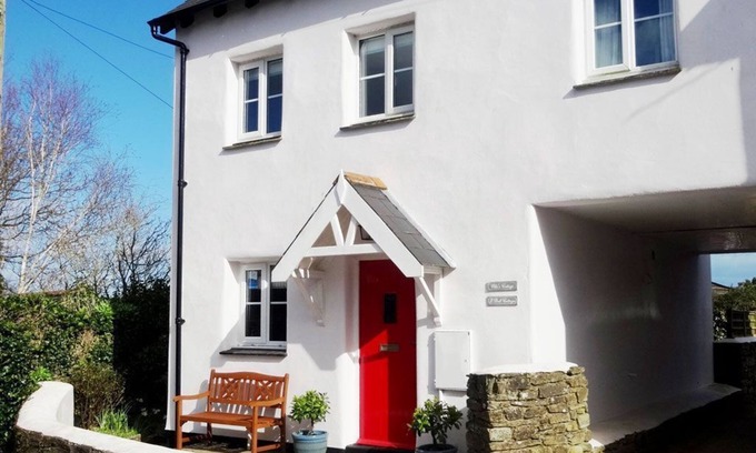 Dittisham House | Central River View Cottage: Ideal Family Escape with Pets