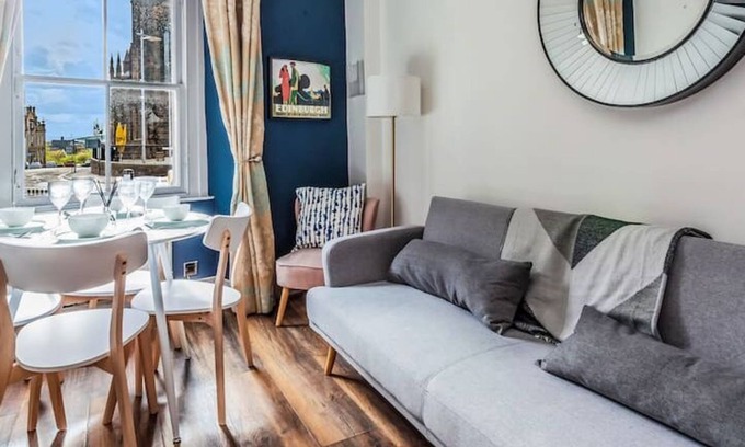 Old Town Apartment | Convenient Central-Royal Mile Stay near Castle with Free Parking