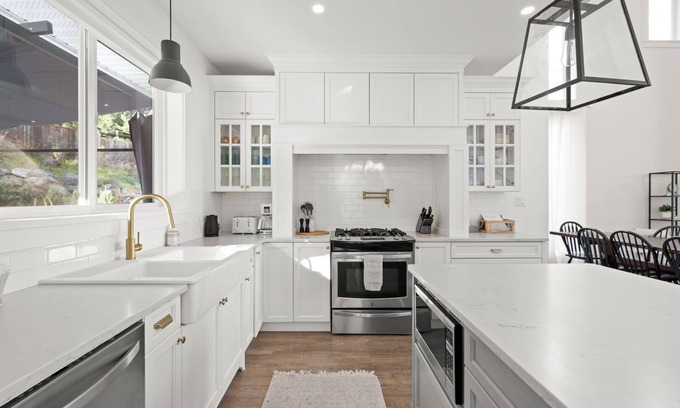Central Saanich House | Modern Home in Central Saanich with Hot Tub & Pool Access