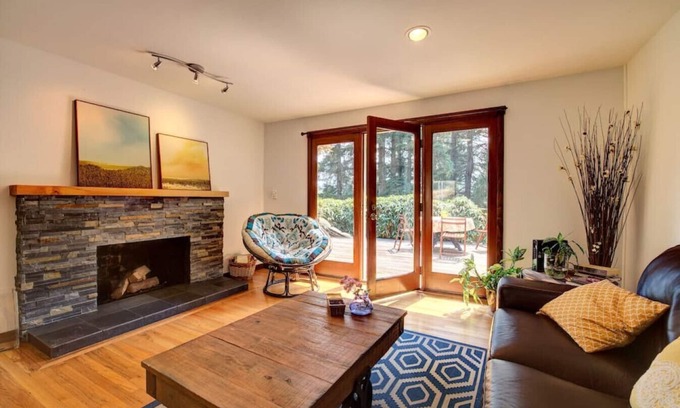 Sammamish House | Tranquil Sammamish Retreat with Lake Views and Pet-Friendly Amenities