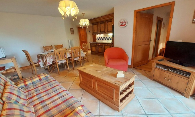 Samoens Apartment | Cozy Apartment Samoëns for 6 with Spa & Pet-Friendly Perks