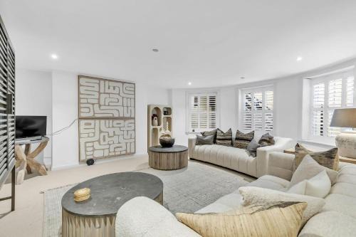 Worthing Apartment | Central Snug with Patio By My Getaways