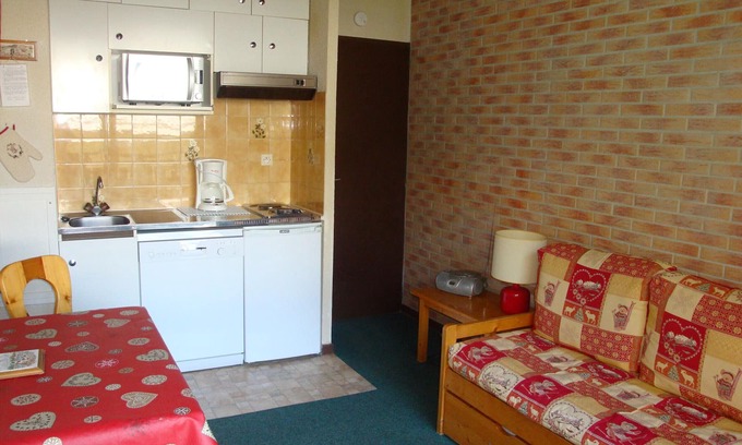 Pralognan-la-Vanoise Apartment | Cozy Studio in Pralognan-la-Vanoise with Spa & Kitchen