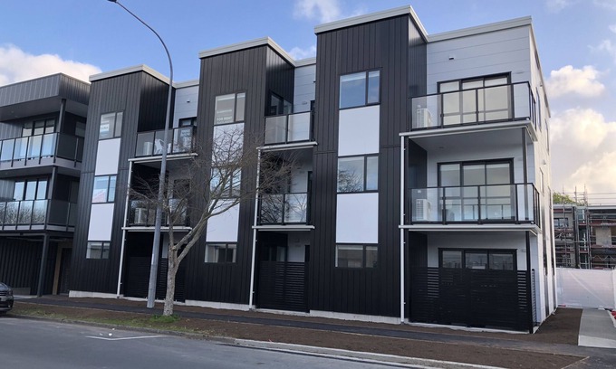 Hamilton Apartment | Top-Rated Central Stadium Apartment with Breakfast & Kitchen