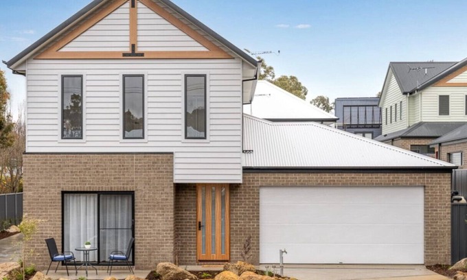 Beechworth Apartment | Central Studio in new townhouse!