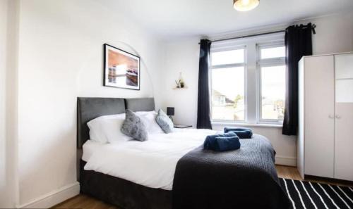 Swindon Apartment | Comfortable 2-Bed Flat in Swindon - Rated 8.1/10